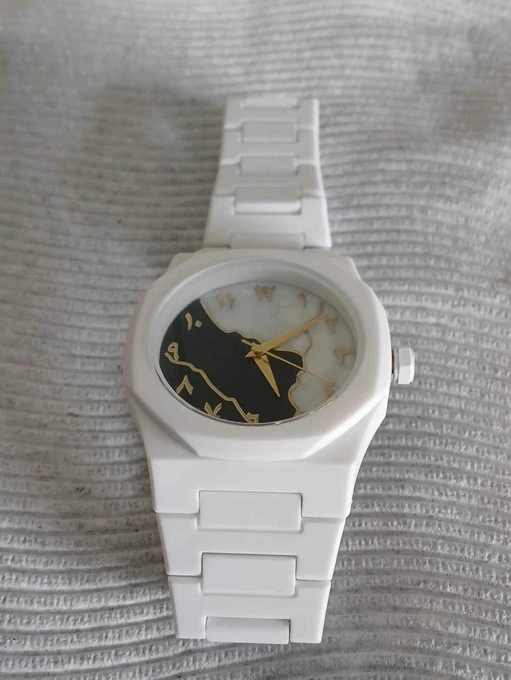 White Fashion Analog Wristwatch with Gold Accents